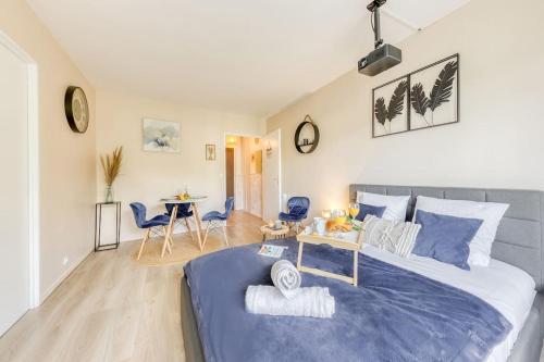1 dormitorio con 1 cama grande, mesa y sillas en Le Cocon/10 min de Paris, RER A à 4 Min, en Nogent-sur-Marne