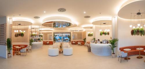 a restaurant with tables and chairs in a room at RH Silene Hotel & Spa 4 Sup in Castellón de la Plana