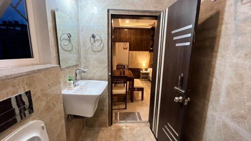 La salle de bains est pourvue d'un lavabo et d'un miroir. dans l'établissement 7 Sisters Homestay, à Guwahati