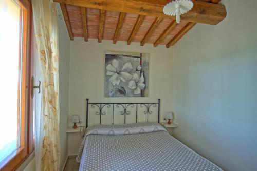 ein Schlafzimmer mit einem Bett in einem Zimmer in der Unterkunft Villa Roberto by PosarelliVillas in Fontanella