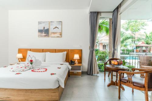 um quarto com uma cama e uma varanda em Sea Breeze Hotel & Villa em Sihanoukville