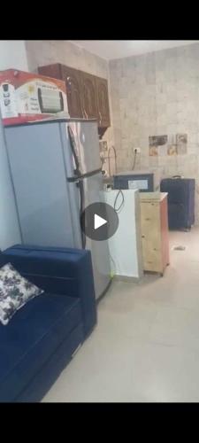 eine Küche mit einem blauen Stuhl in einem Zimmer in der Unterkunft Butter sea village north coast in Alexandria