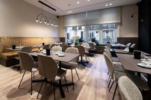 une salle à manger avec des tables et des chaises dans l'établissement Hotel Sabot D'Or, à Blankenberge