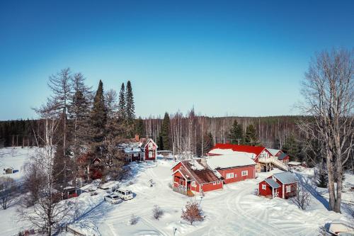 Valkeisen Loma في أهتاري: اطلالة جوية على قرية في الثلج