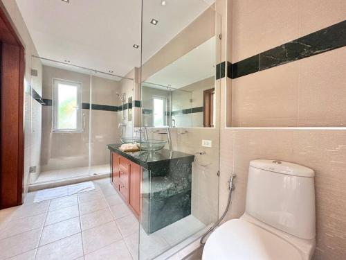 ein Badezimmer mit Toilette und Glasdusche in der Unterkunft Sunrise Beach Villa in Ko Chang