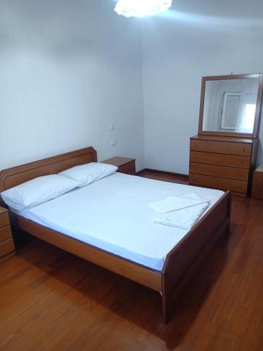 um quarto com uma cama, uma cómoda e uma janela em Διας house !! em Leptokarya