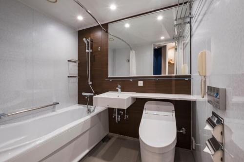 uma casa de banho com um WC, um lavatório e uma banheira em Hotel JAL City Haneda Tokyo em Tóquio