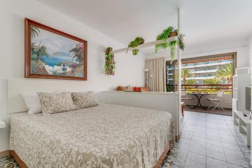 Schlafzimmer mit einem Bett und Meerblick in der Unterkunft Home2Book Charming Studio Playa del Inglés in San Bartolomé de Tirajana