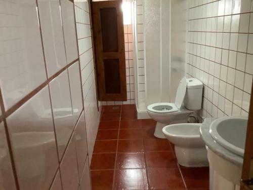 Kúpeľňa v ubytovaní Adega do Pesqueiro Alto