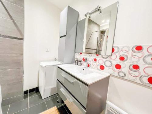 une salle de bain blanche avec un lavabo et un miroir dans l'établissement Superbe appartement T3 cosy de 60m2, à Brest