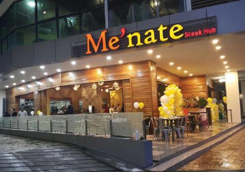 - un restaurant mimate avec des tables et des chaises devant dans l'établissement Rafa Vista Homestay, à Shah Alam