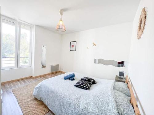 une chambre blanche avec un lit et une fenêtre dans l'établissement Superbe appartement T3 cosy de 60m2, à Brest