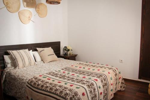 Een bed of bedden in een kamer bij Cortijo Rural Alcornocosas