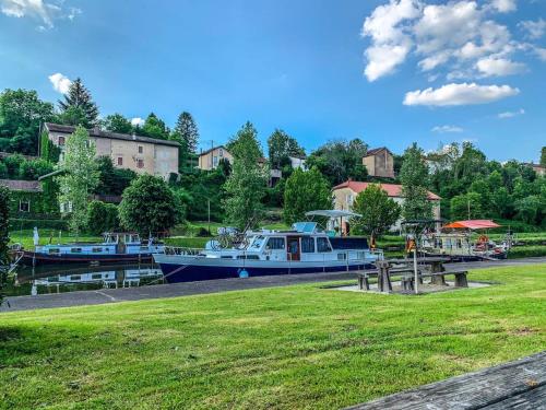 een boot is aangemeerd op het water in een veld bij lovely apartment, gite, visit the vosges france in Fontenoy-le-Château