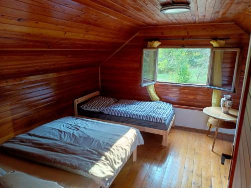 Tempat tidur dalam kamar di Slapy chata Županovice