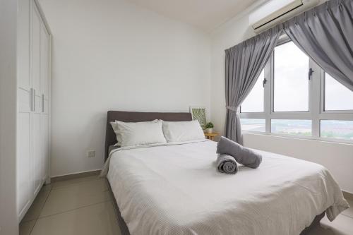 una camera bianca con un grande letto con finestra di Beautiful 3B2B for 6 pax w Pool - Subang Jaya a Subang Jaya