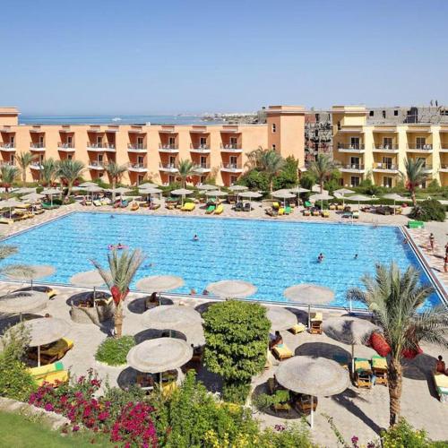 una gran piscina con sombrillas y un complejo en Hero Boat en Hurghada