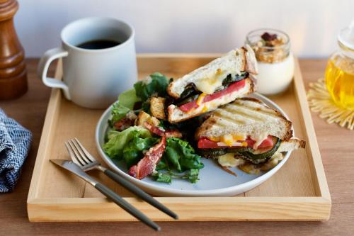 un panino e un'insalata su un piatto con una tazza di caffè di eph TAKAYAMA a Takayama