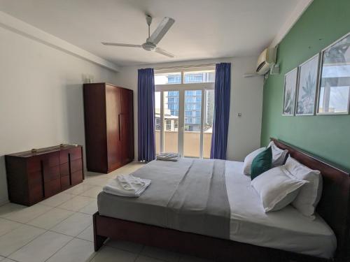 Postel nebo postele na pokoji v ubytování Palmyrah Residencies
