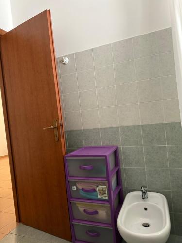 uma casa de banho com um WC, um bidé e um lavatório. em Alcantara Apartment em Gaggi