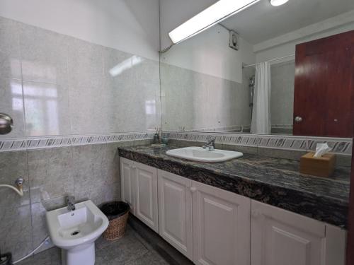 bagno con lavandino, servizi igienici e specchio di Palmyrah Residencies a Colombo