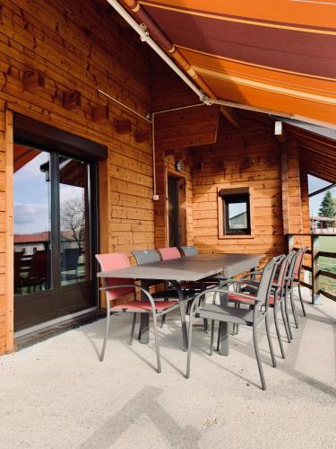 - une table et des chaises sur la terrasse d'une cabine dans l'établissement Chalet indépendant 3 chambres avec 2000m2 de terrain, à Onglières