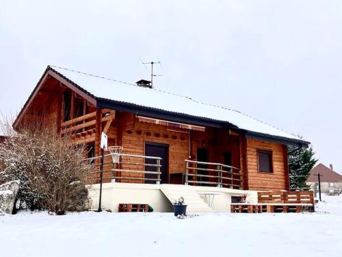 ein Blockhaus mit Schnee auf dem Boden in der Unterkunft Chalet indépendant 2000m2 de terrain 3 chambres 