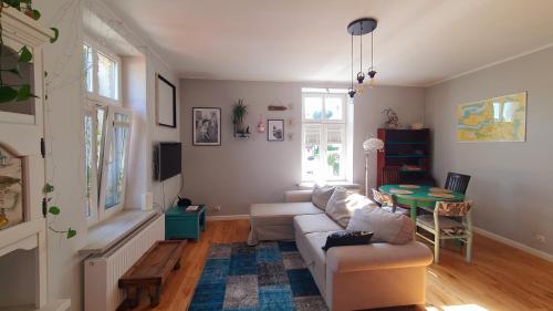 ein Wohnzimmer mit einem Sofa und einem Tisch in der Unterkunft Apartament Berg in Bad Salzbrunn