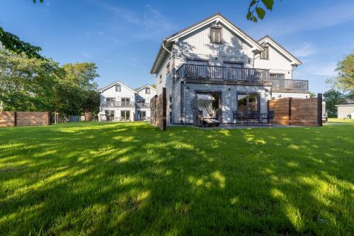 Bild eines Hauses mit großem Garten in der Unterkunft Lodge54 in Sankt Peter-Ording