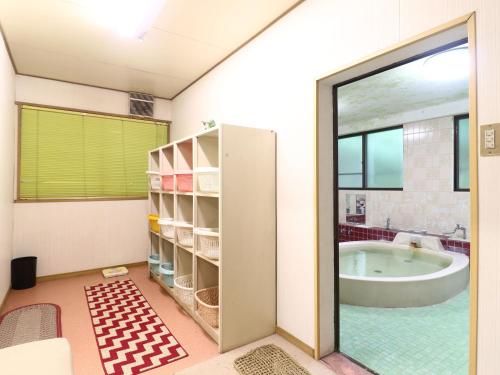 鳴沢村にあるなるさわ荘のバスルーム(バスタブ付)、大きな窓が備わります。