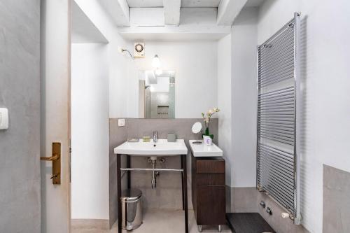 W łazience znajduje się umywalka i lustro. w obiekcie Palazzo Lavagnoli w Weronie