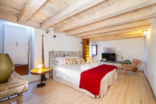 sypialnia z dużym łóżkiem i telewizorem w obiekcie Palazzo Lavagnoli w Weronie