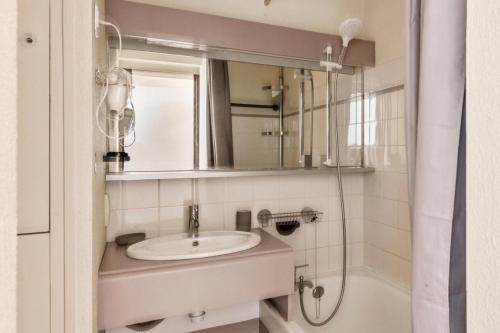 アヴォリアーズにあるResidence Le Cedrat - maeva Homeのバスルーム(シンク、鏡、シャワー付)