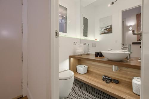 een badkamer met een wit toilet en een wastafel bij Charming Lavapies Center in Madrid