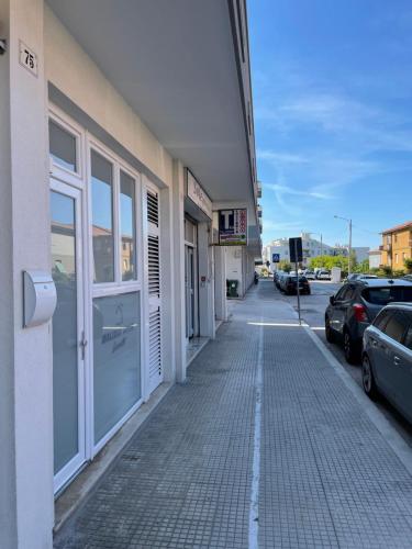 un marciapiede vuoto di fronte a un edificio di Holiday House ad Ancona