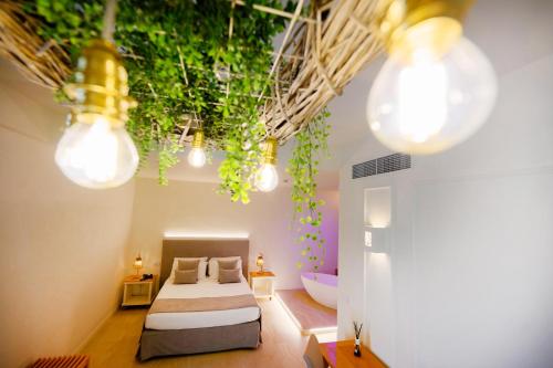 ein Schlafzimmer mit einem Bett und einigen Lichtern und Pflanzen in der Unterkunft Regiohotel Manfredi in Manfredonia