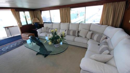 バルセロナにあるHotel Yacht Our Alissaのリビングルーム(白いソファ、ガラスのテーブル付)