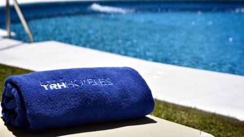 Bazén v ubytování Hotel TRH La Motilla nebo v jeho okolí