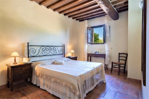 1 dormitorio con 1 cama, mesa y sillas en Bazzani Apartments, en Pieve a Scuola