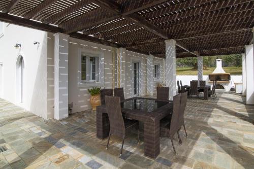 Kastro Kyllini的住宿－Amazing Pool Villa Kyllini Sea View - Happy Rentals，庭院内带桌椅的用餐室