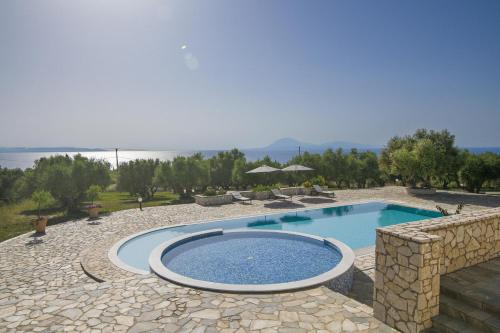 Kastro Kyllini的住宿－Amazing Pool Villa Kyllini Sea View - Happy Rentals，一座带石墙的庭院内的游泳池