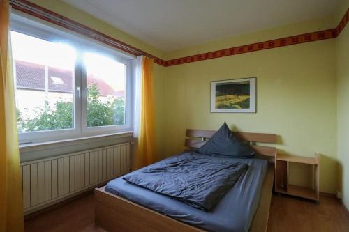1 dormitorio con cama y ventana en Großes Haus, Sauna, Garten, top Wohnlage, en Rehlingen-Siersburg