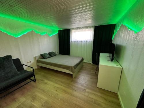 um quarto com uma cama, um sofá e uma televisão em Contemporary Studio + free parking em Klaipėda