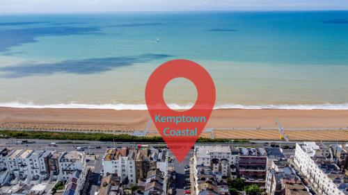 Kemptown Coastal By My Getaways في برايتون أند هوف: اطلالة هوائية على شاطئ به علامة حمراء