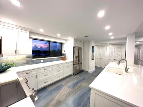 Η κουζίνα ή μικρή κουζίνα στο Blue Haven Unit B416