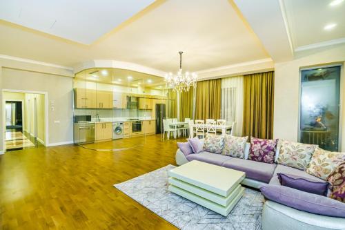 Special VIP Mariott Apartment في باكو: غرفة معيشة مع أريكة وطاولة