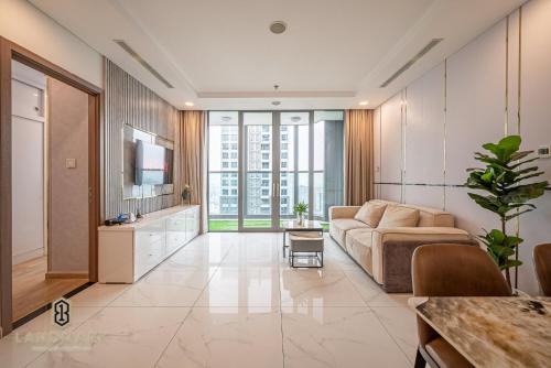 uma grande sala de estar com um sofá e uma televisão em Landmark 81 - Luxury 1,2,3,4 Bedroom Apartments - Stay in the Top of Vietnam em Ho Chi Minh