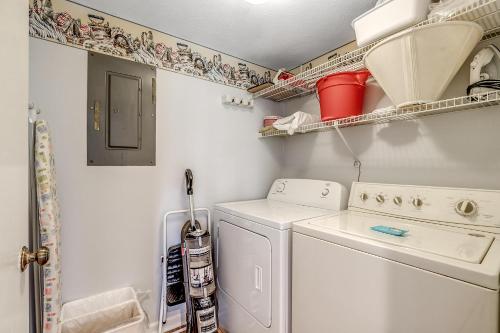 een kleine wasruimte met een wasmachine en droger bij Anchorage II A10 in Myrtle Beach