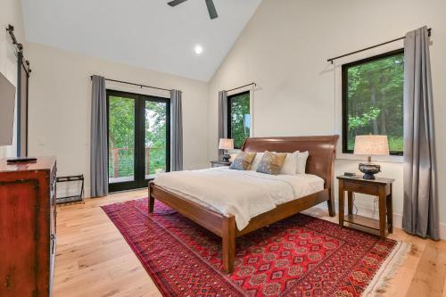 a bedroom with a bed and a red rug at Gorgeous Modern Mountain Home in Upward