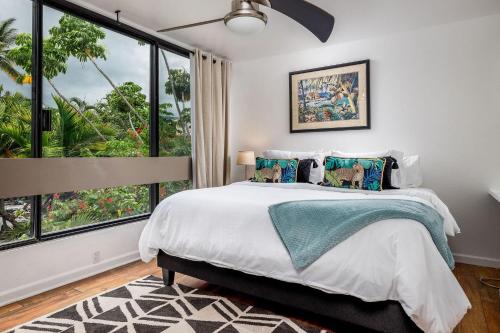 Ένα ή περισσότερα κρεβάτια σε δωμάτιο στο Kailua Bay Resort 4-206 Corner Oceanview Downtown Unit